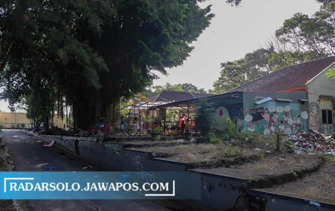 BAKAL DITATA: Rumah Singgah Yayasan Lentera untuk anak HIV/AIDS di area Taman Makam Pahlawan bakal direlokasi. (M. IHSAN/RADAR SOLO)