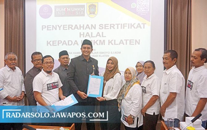 DUKUNGAN: Ketua DPRD Klaten Hamenang Wajar Ismoyo serahkan sertifikat halal ke pelaku UMKM. (ANGGA PURENDA/RADAR SOLO)