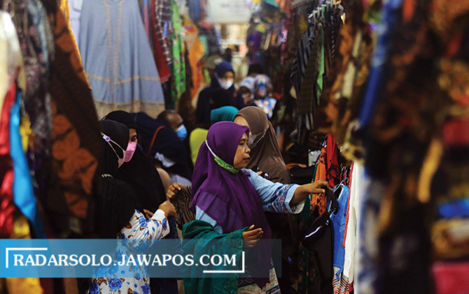AGAR BERGELIAT: Agar pengunjung ke Pasar Klewer semakin ramai perlu akses mudah sehingga mempersingkat waktu. (ARIEF BUDIMAN/RADAR SOLO)