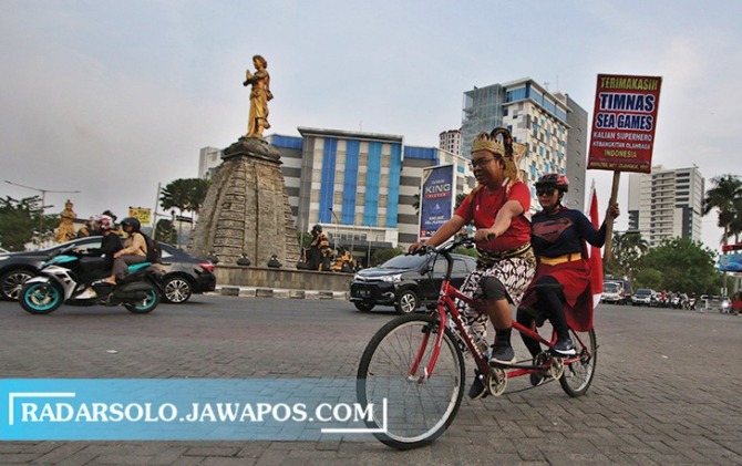 UNIK: Cosplayer Gatotkaca dan Super Girls gowes dari Sukoharjo menuju Tugu Kebangkitan Nasional, Jumat (19/5/2023). (ARIEF BUDIMAN/RADAR SOLO)
