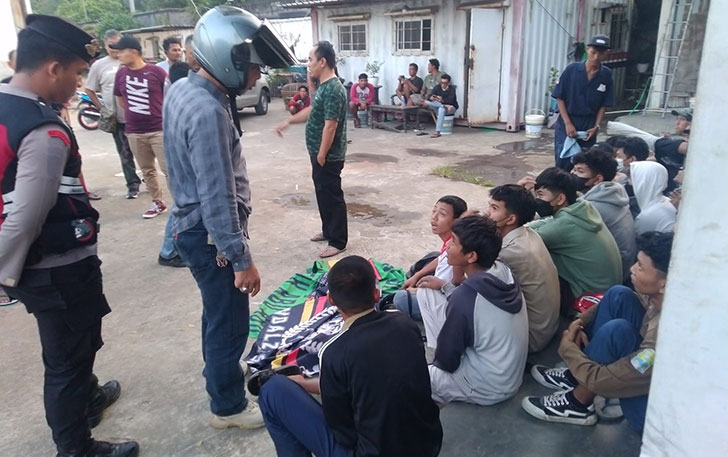 Sejumlah pelajar SMK di Boyolali yang terlibat tawuran, diamankan pihak kepolisian, Jumat (26/5). (RAGIL L/RADAR SOLO)