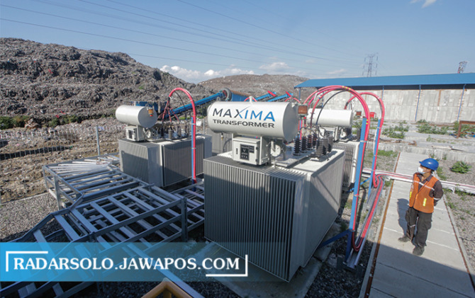 CANGGIH: Pekerja memantau alat Pembangkit Listrik Tenaga Sampah (PLTSa) Putri Cempo di Kota Solo. (M. IHSAN/RADAR SOLO)