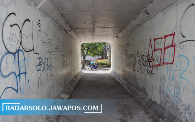 MIRIS: Beberapa coretan vandalisme di Flyover Purwosari, Senin (15/5/2023). (M. IHSAN/RADAR SOLO)