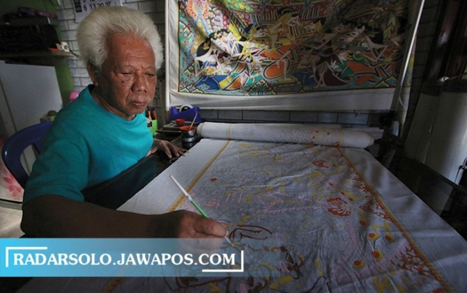 KONSISTEN: Joko Sriyono sedang merampungkan melukis wayang beber di sanggarnya Baluwarti, Pasar Kliwon. (ARIEF BUDIMAN/RADAR SOLO)