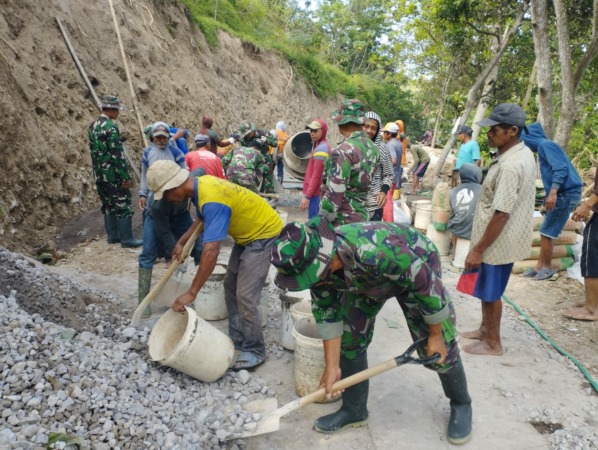Pengerjaan sasaran fisik TMMD di Desa Golo, Kecamatan Puhpelem, Kabupaten Wonogiri belum lama ini. (IWAN ADI LUHUNG/RADAR SOLO)