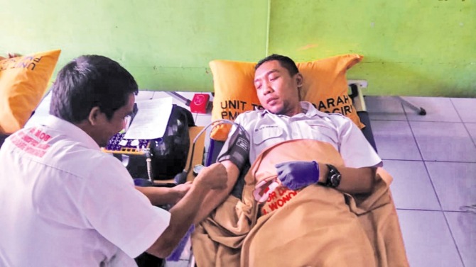 TAHAN SAKIT: Kepala Unit Donor Darah PMI Wonogiri dr. Heri Susanto mendonorkan darahnya belum lama ini.  (ISTIMEWA)