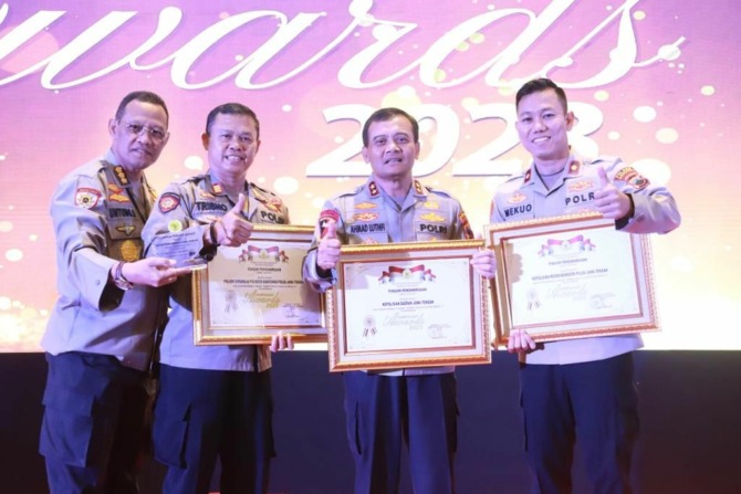 Kapolda Jateng Irjen Pol Ahmad Luthfi (dua dari kanan) dan Wakapolres Wonogiri Kompol Andi Muhammad Akbar Mekuo (paling kanan) memperlihatkan piagam penghargaan dari Kompolnas di Jakarta, Rabu (21/6). (Humas Polres Wonogiri for Raso)