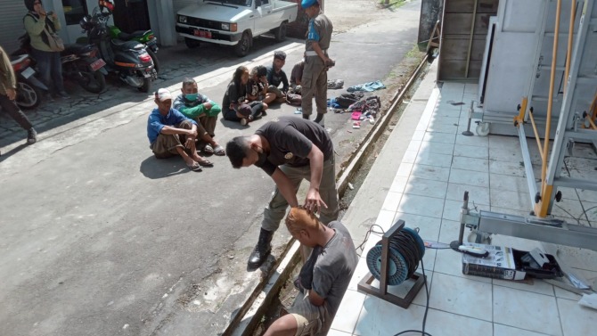 PEMBINAAN: Sejumlah anak jalanan dan pengaman diamankan di kantor Satpol PP Sukoharjo, Kamis (8/6/2023). (IWAN KAWUL/RADAR SOLO)