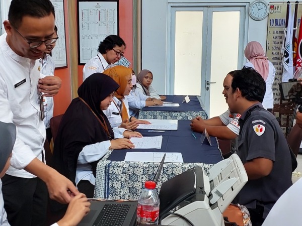 Proses pendaftatan bacaleg di KPU Boyolali belum lama ini. (RAGIL LISTIYO/RADAR SOLO)