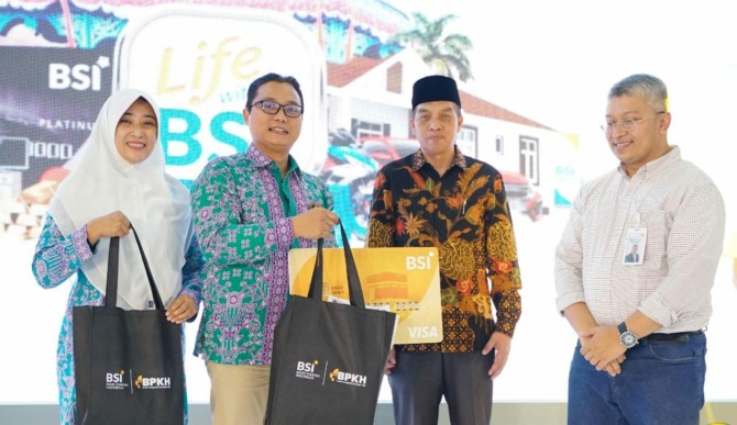 RCEO BSI Region 7 Semarang Ficko Hardowiseto (paling kanan) dan Kepala Seksi Penyelenggaraan Haji & Umrah Kemenag Kota Solo Suyono (dua dari kanan) menyerahkan secara simbolis living cost untuk jemaah haji Indonesia dari embarkasi Solo pada acara Life Wit