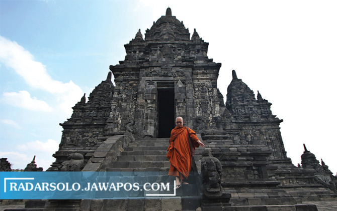 Rombongan Biksu Thudong yang mengunjungi Candi Sewu di Klaten Jumat Kamis (2/6/2023). (ARIEF BUDIMAN/RADAR SOLO)