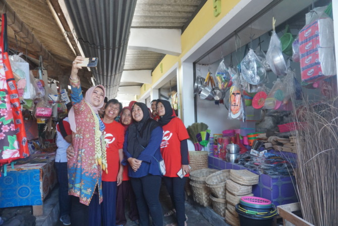 Bupati Klaten Sri Mulyani berbincang dan berfoto bersama dengan pedagang usai peresmian Pasar Kridomulyo, Desa Kebondalem Lor, Kecamatan, Selasa (13/6/2023). (ANGGA PURENDA/RADAR SOLO)