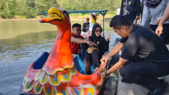 SIDAK: Bupati Sukoharjo Etik Suryani mencoba wahana bebek apung di Embung Karangasem, belum lama ini. (IWAN KAWUL/RADAR SOLO)