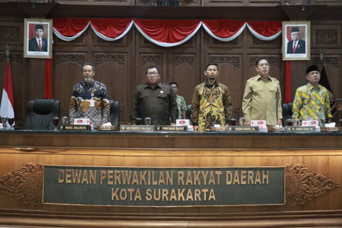 GODOK REGULASI: Ketua DPRD Kota Surakarta Budi Prasetyo (dua dari kiri) pimpin rapat paripurna penyusunan keanggotaan Pansus di ruang Graha Paripurna, Rabu (7/6/2023). (SETWAN DPRD SURAKARTA)