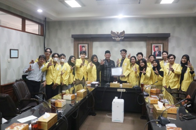 TAMBAH WAWASAN: Dewan Perwakilan Mahasiswa Fakultas Ilmu Sosial Universitas Negeri Semarang berkunjung ke DPRD Kota Surakarta, Selasa (20/6/2023). (SETWAN DPRD SURAKARTA)