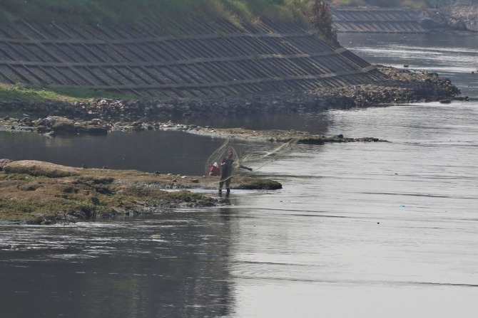 SUMBER AIR BAKU: Pencemaran limbah, di antaranya etanol di Sungai Bengawan Solo kerap terulang. Kasus ini butuh pemberlakukan sanksi tegas. (ARIEF BUDIMAN/RADAR SOLO)