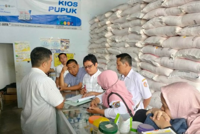 PENGAWASAN: Tim Satgasus Bareskrim Mabes Polri didampingi Dinas Pertanian Karanganyar mengecek penyaluran pupuk bersubsidi dan alsintan Minggu (11/6/2023). (RUDI HARTONO/RADAR SOLO)