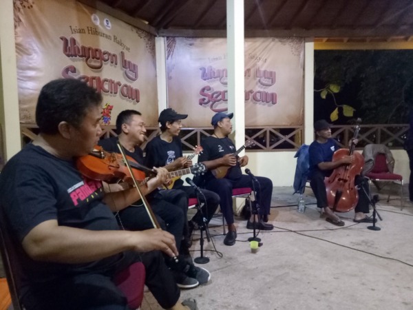 HIDUP KEMBALI: Para pegiat seni menikmati malam di Punden Segaran Sriwedari dengan menghadirkan beragam seni tradisional. (SILVESTER KURNIAWAN/RADAR SOLO)