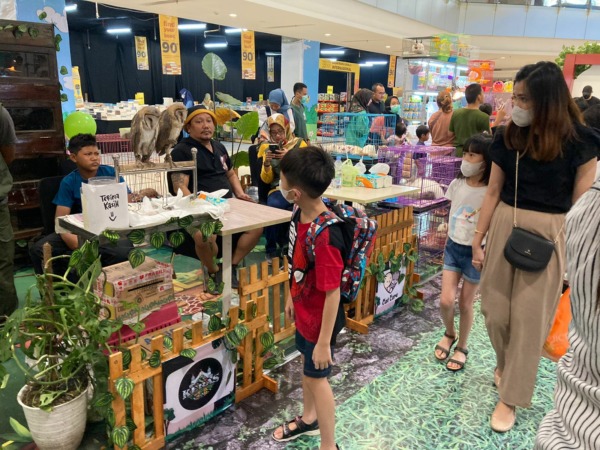 BERAGAM: Pengunjung memadati event Mini Animal Zoo di Pakuwon Mall Solo Baru, kemarin. (DOK. PAKUWON MALL SOLOBARU)