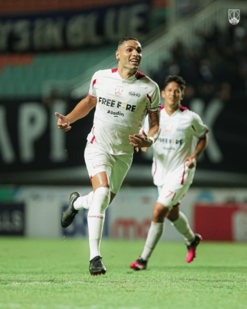 BERTAHAN: Bek Persis Solo Jaimerson xavier usai mencetak gol ke gawang Persib Bandung di Stadion Maguwoharjo Sleman, 6 April.