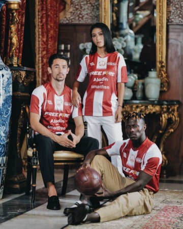 ELEGAN: Gelandang Persis Solo Gavin Kwan (kiri), dan Moussa Sidibe (kanan) bersanding dengan penggawa Persis Women Ayu Lidya mengenakan jersey kandang Persis untuk Liga 1 musim ini. (PERSIS SOLO OFFICIAL)