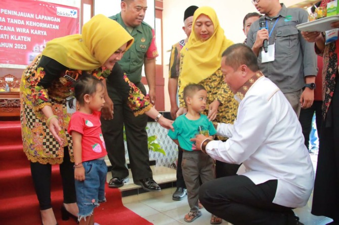 BERSAMA: Bupati Sri Mulyani berama Kabiro dari Setmilpres bertemu dengan anak-anak di Klaten dalan mengatasi stunting kemarin (22/6/2023). (ANGGA PURENDA/RADAR SOLO)