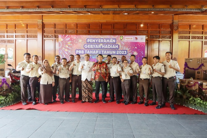 BEKERJA UNTUK RAKYAT: Wawali Teguh Prakosa bersama jajaran Bapenda Kota Surakarta. (M. IHSAN/RADAR SOLO)
