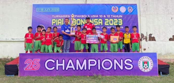 POTENSIAL: Pendidikan Sepak Bola (PSB) Bonansa UNS U-10 jadi juara dalam turnamen perayaan hari ulang tahun ke-25. (ISTIMEWA)