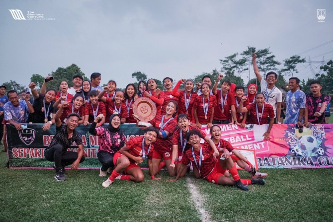 EUFORIA: Para pemain Persis Women merayakan juara Ratanika Cup II di Semarang, kemarin. (PERSIS SOLO OFFICIAL)