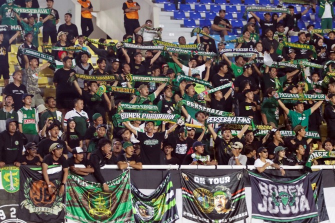 FANATIK: Bonek Mania saat mendukung Persebaya melawan Persis Solo di Stadion Manahan, pekan lalu (24/6/2023). (M. IHSAN/RADAR SOLO)