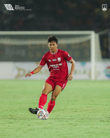 MEMUKAU: Rendy Sanjaya saat dimainkan Persis Solo melawan Jeonbuk Hyundai Motors di Stadion Manahan (17/6/2023). (PERSIS SOLO OFFICIAL)