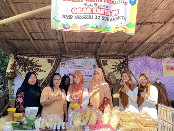 KREATIF: Kepala Dinas Pendidikan Surakarta Dian Rineta mengunjungi stand jajanan tradisional siswa saat gelar karya P5 kewirausahaan di SMPN 22 Surakarta, Kamis (22/6/2023). (ROFI BADAR/RADAR SOLO)