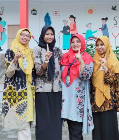 MEMBANGGAKAN: Zalfa Eka Nur Safira bersama kepala sekolah dan guru pendamping saat mengikuti Lomba Kompetensi Siswa (LKS) Farmasi. (ISTIMEWA)