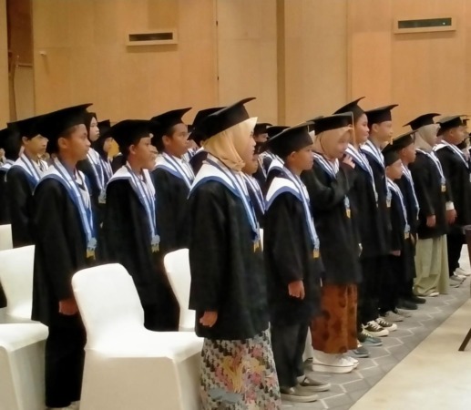 DIPERDEBATKAN: Prosesi wisuda siswa salah satu sekolah di Kota Solo, belum lama ini. (SEPTIAN REFVINDA ARGIANDINI/RADAR SOLO)
