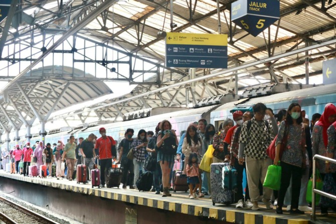 RAMAI: Para calon penumpang kereta api di Stasiun Solo Balapan, kemarin. (SEPTINA FADIA PUTRI/RADAR SOLO)
