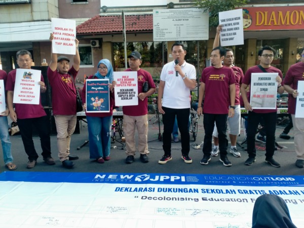 MENGKRITIK: Deklarasi sekolah gratis untuk semua dan dimana saja yang digelar oleh JPPI di Solo CFD, kemarin. (SEPTIAN REFVINDA ARGIANDINI/RADAR SOLO)