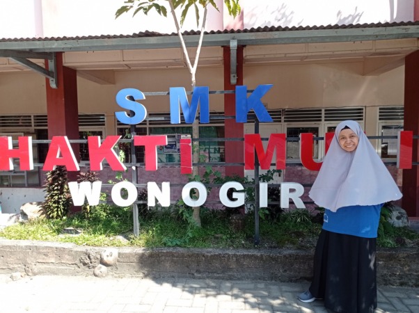 Asri Hartanti kenalkan bahasa inggris dengan cara kreatif. (IWAN ADI LUHUNG/RADAR SOLO)