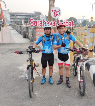 OLAHRAGA RUTIN: Sugiyono bersama rekannya gowes dari Solo hingga Surabaya, 3-4 Juni lalu. (ISTIMEWA)