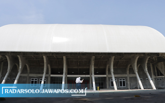 DIKEBUT: GOR Manahan yang sebentar lagi akan dilanjutkan pembangunannya setelah mangkrak dua tahun. (M. IHSAN/RADAR SOLO)