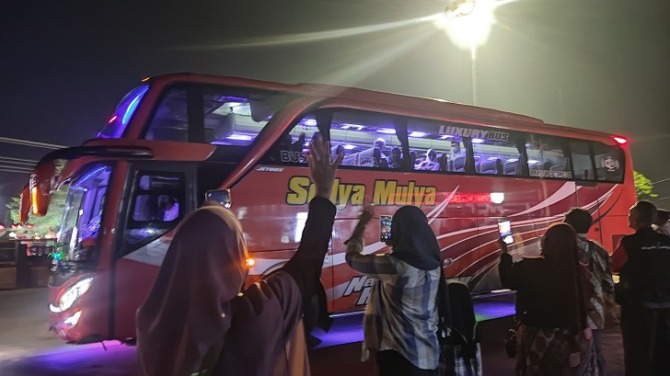 Pemberangkatan calon jemaah haji tambahan dari Wonogiri di pendapa rumah dinas bupati Wonogiri, Selasa (20/6) dini hari.