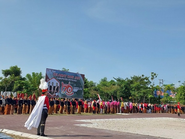 Upacara peringatan Hari Jadi Ke-176 Boyolali di Alun-Alun Kidul, kompleks perkantoran Setda Boyolali, Senin (5/6). Seluruh peserta upacara mengenakan pakaian adat. (RAGIL LISTIYO/RADAR SOLO)