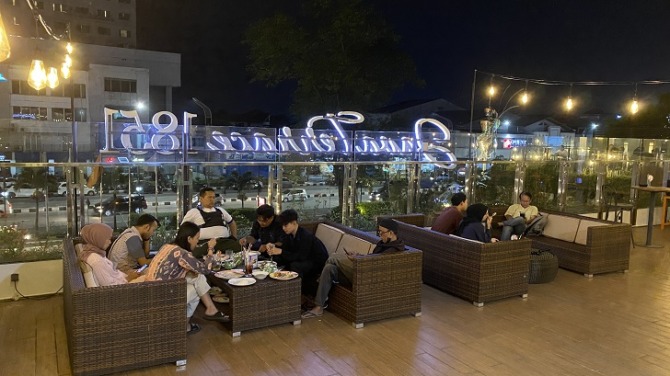 HARRIS Teras Senja hadir sebagai tempat yang tepat untuk melepaskan penat dari padatnya aktivitas dan menjadi tempat healing juga berfoto di spot-spot terbaik. HARRIS Teras Senja hadir setiap Jumat pukul 17.00-22.00. (DOK.HARRIS Hotel & Conventions Solo)