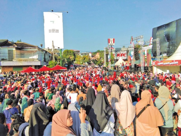 TUMPAH RUAH: Masyarakat memadati panggung hiburan di gelaran car free day, ikut memeriahkan perayaan HUT Ke-176 Kabupaten Boyolali, Minggu pagi (4/6/2023). (RAGIL LISTYO/RADAR SOLO)