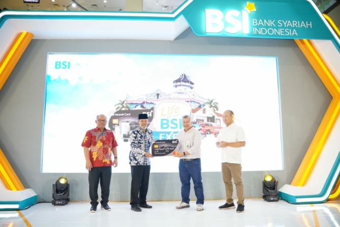 Dari kiri ke kanan Kepala Kantor Bank Indonesia Solo Nugroho Joko Prastowo, Asisten Ekonomi Pembangunan Kota Surakarta Gatot Sutanto, dan RCEO BSI Region 7 Semarang Ficko Hardowiseto, dan Kepala Subag Perizinan Informasi & Dokumentasi Otoritas Jasa Keuang