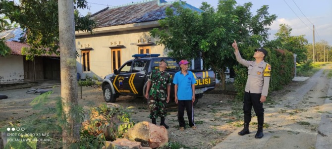 Polisi melakukan mendatangi TKP korban tersengat listrik Sabtu (3/6/2023). (Humas Polres Wonogiri for Raso)