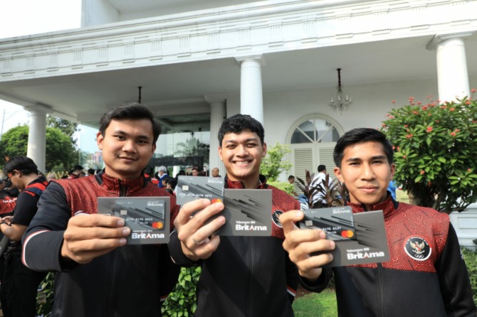 Atlet SEA Games tunjukkan kartu ATM BRI. Pemerintah salurkan bonus atlet dan pelatih SEA Games 2023 melalui BRI. (BRI FOR RADAR SOLO)