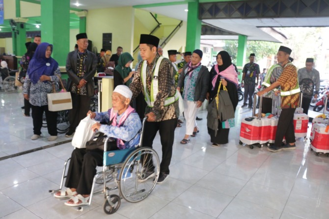 Calon jemaah haji di Asrama Haji Donohudan, Ngemplak, Boyolali siap diberangkatkan ke Tanah Suci. (RAGIL LISTIYO/RADAR SOLO).