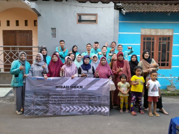 Tim MBKM UNS saat menggelar aksi Lansia Bugar dan Cegah Cedera Lansia. (ISTIMEWA)