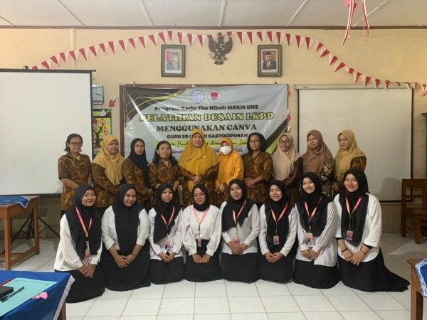 Tim Hibah MBKM dari Program Studi Pendidikan Guru Sekolah Dasar (PGSD) Universitas Sebelas Maret bersama para guru SD Negeri Kartodipuran dalam pelatihan desain LKPD menggunakan Canva. (DOK.UNS)