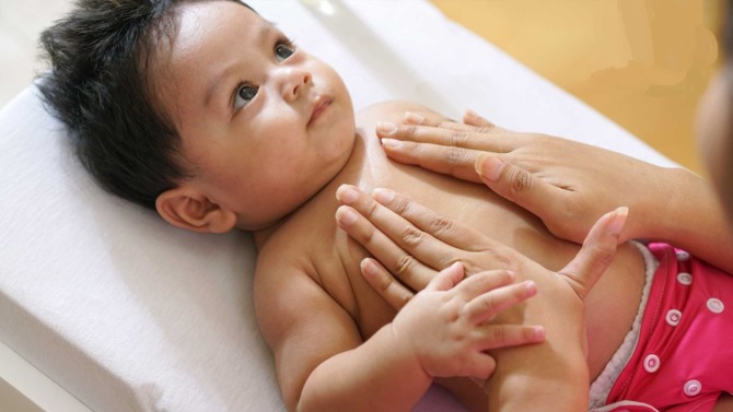Teknik pijat ini bermanfaat membantu meningkatkan bonding antara bayi dengan orang tua atau pengasuhnya. Teknik pijat ini bermanfaat untuk merangsang beberapa refleks bayi. (DOK. DOODLE EXCLUSIVE BABY CARE)